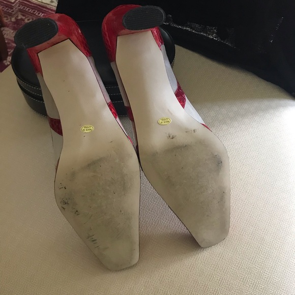 J RENEE’ 7.5 RED NET CUTOUT HEELS - Picture 3 of 5